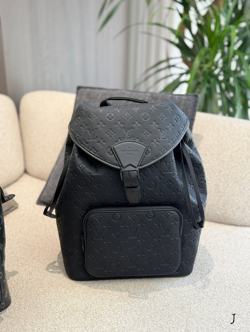 Belt buckle black flower/embossed backpack