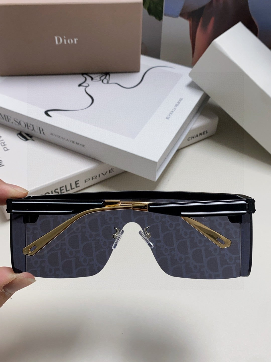 Large frame letter logo fashionable sunglasses