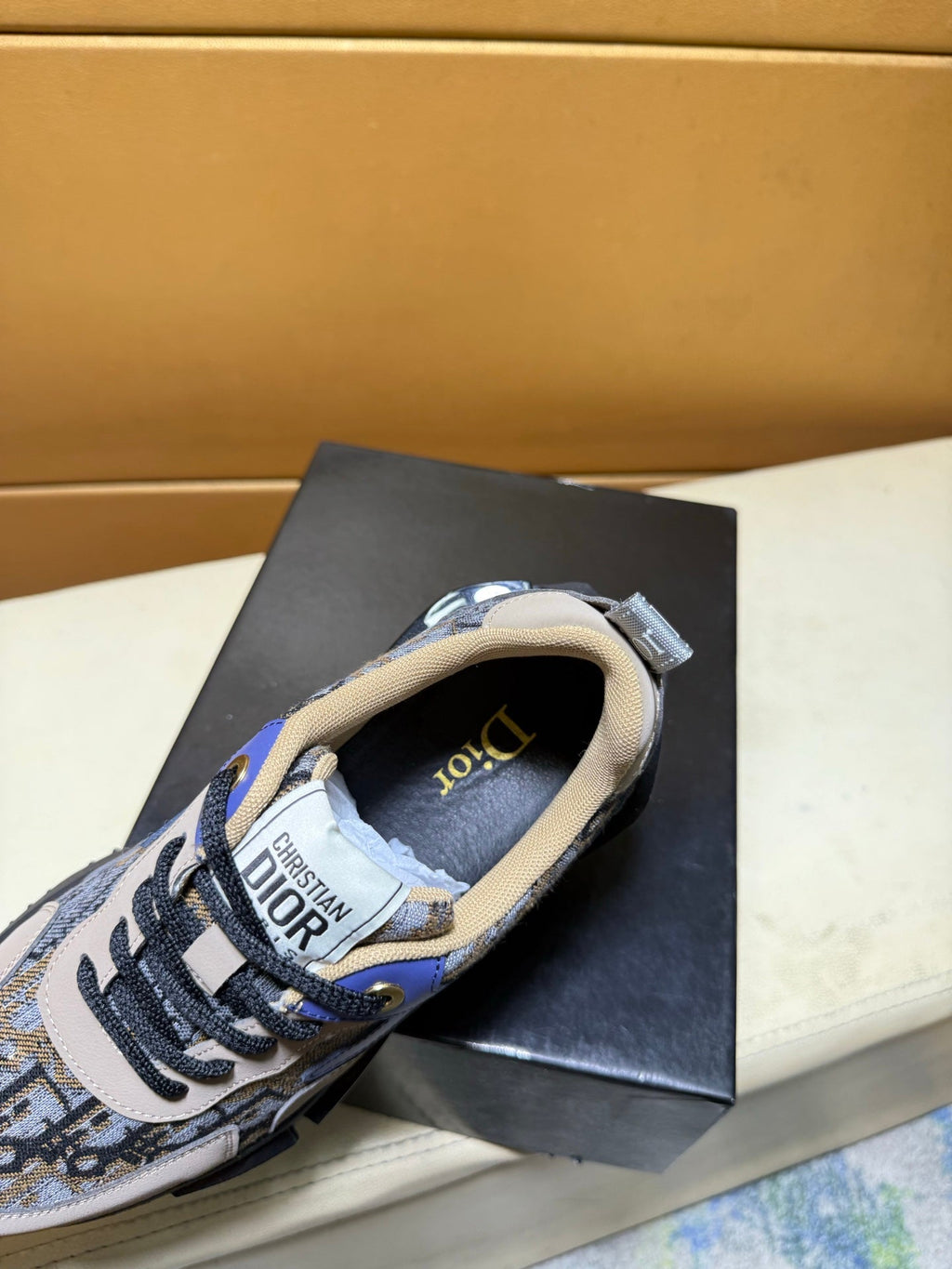 Unique modern style sports shoes