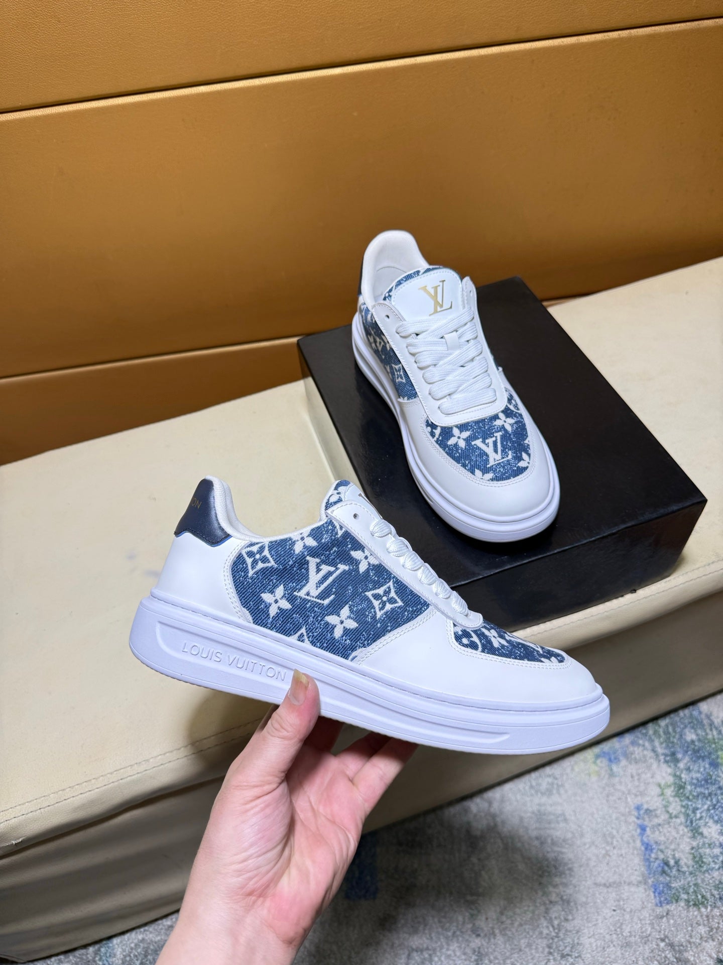 Unique modern style sports shoes