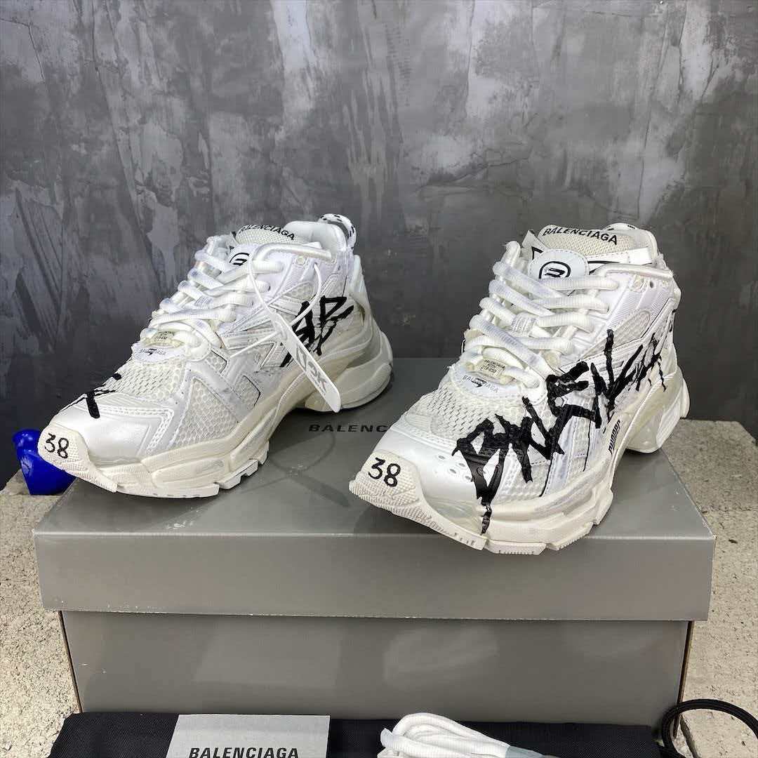 Wear and tear style sports shoes
