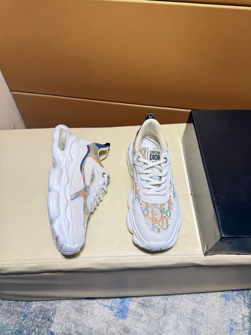 Unique modern style sports shoes