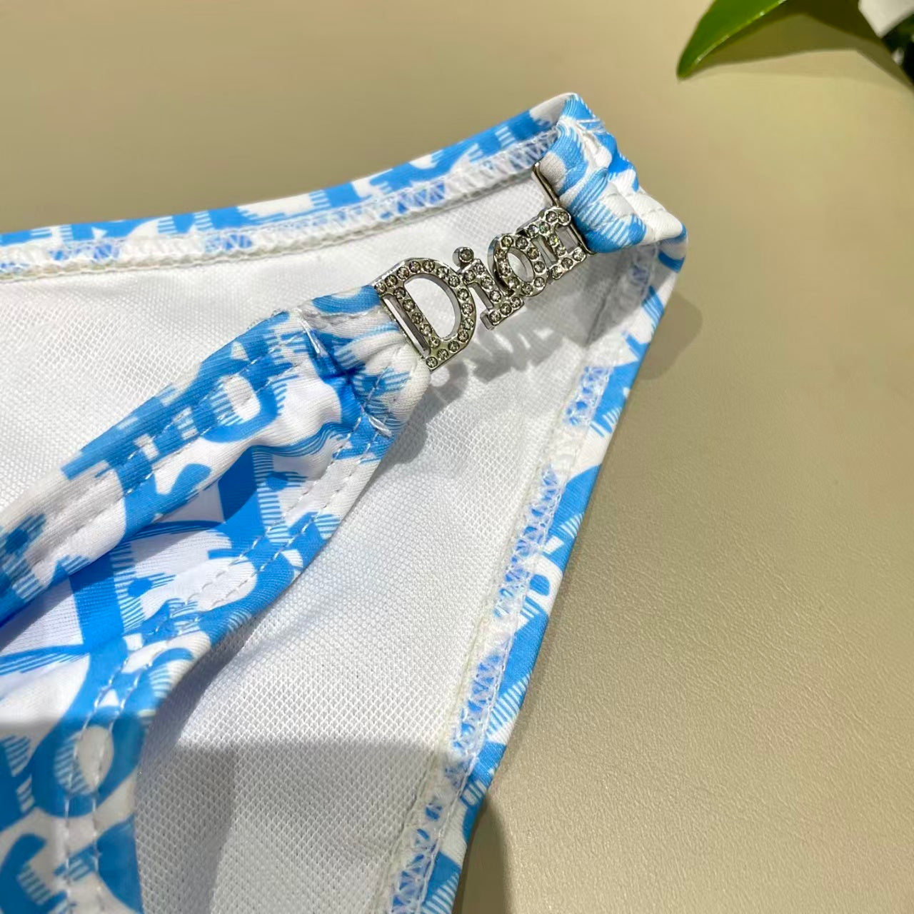 New quick drying elastic swimsuit