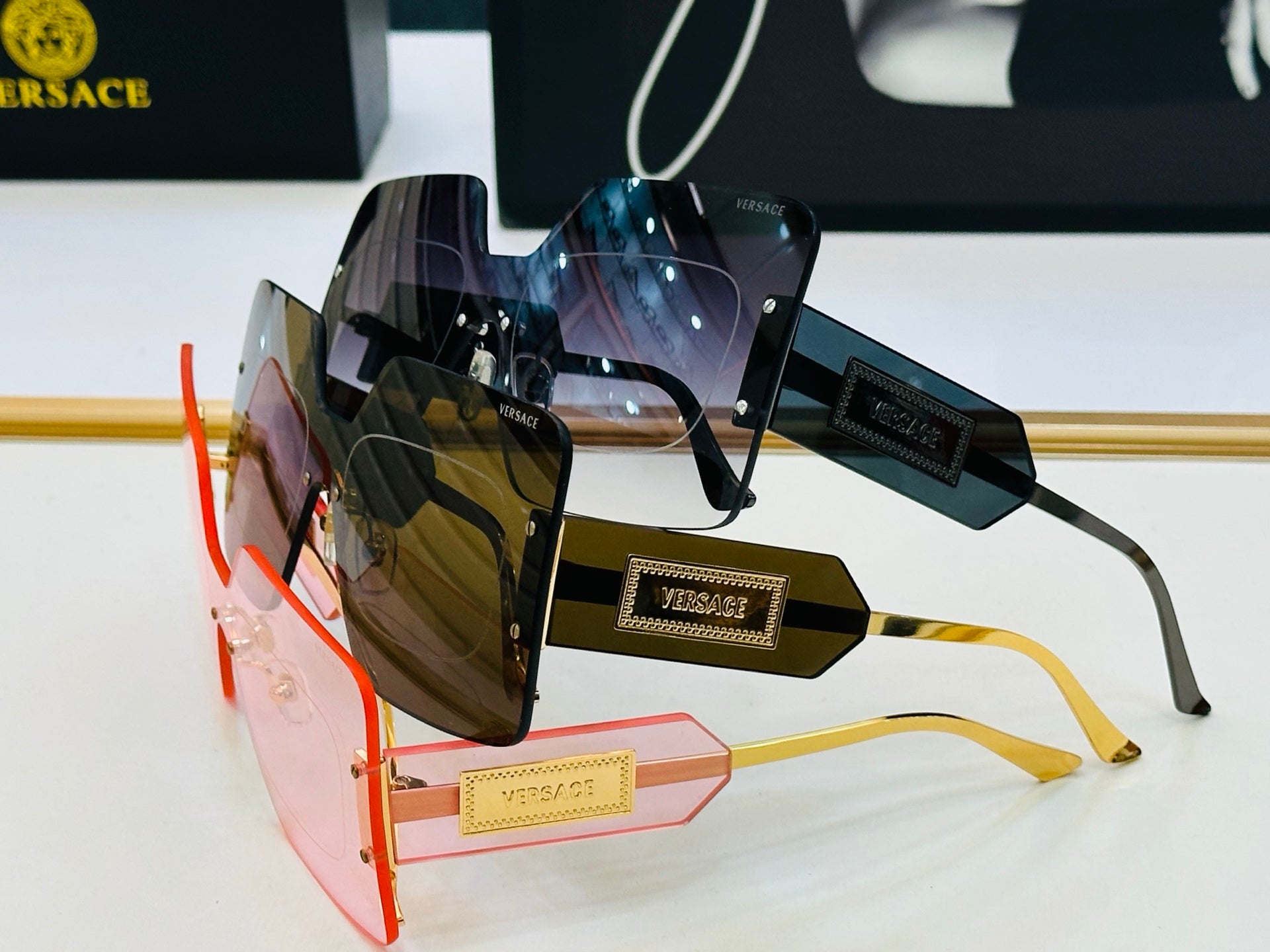Fashionable large square sunglasses
