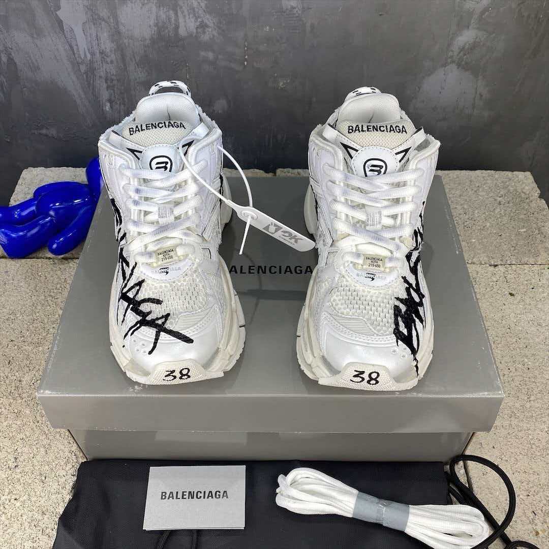 Wear and tear style sports shoes