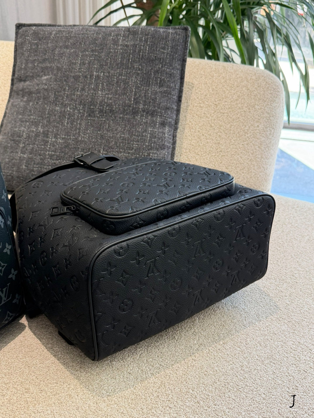 Belt buckle black flower/embossed backpack