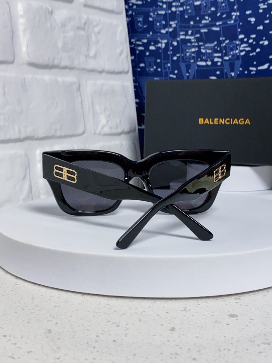 Small frame slimming sunscreen and UV resistant sunglasses