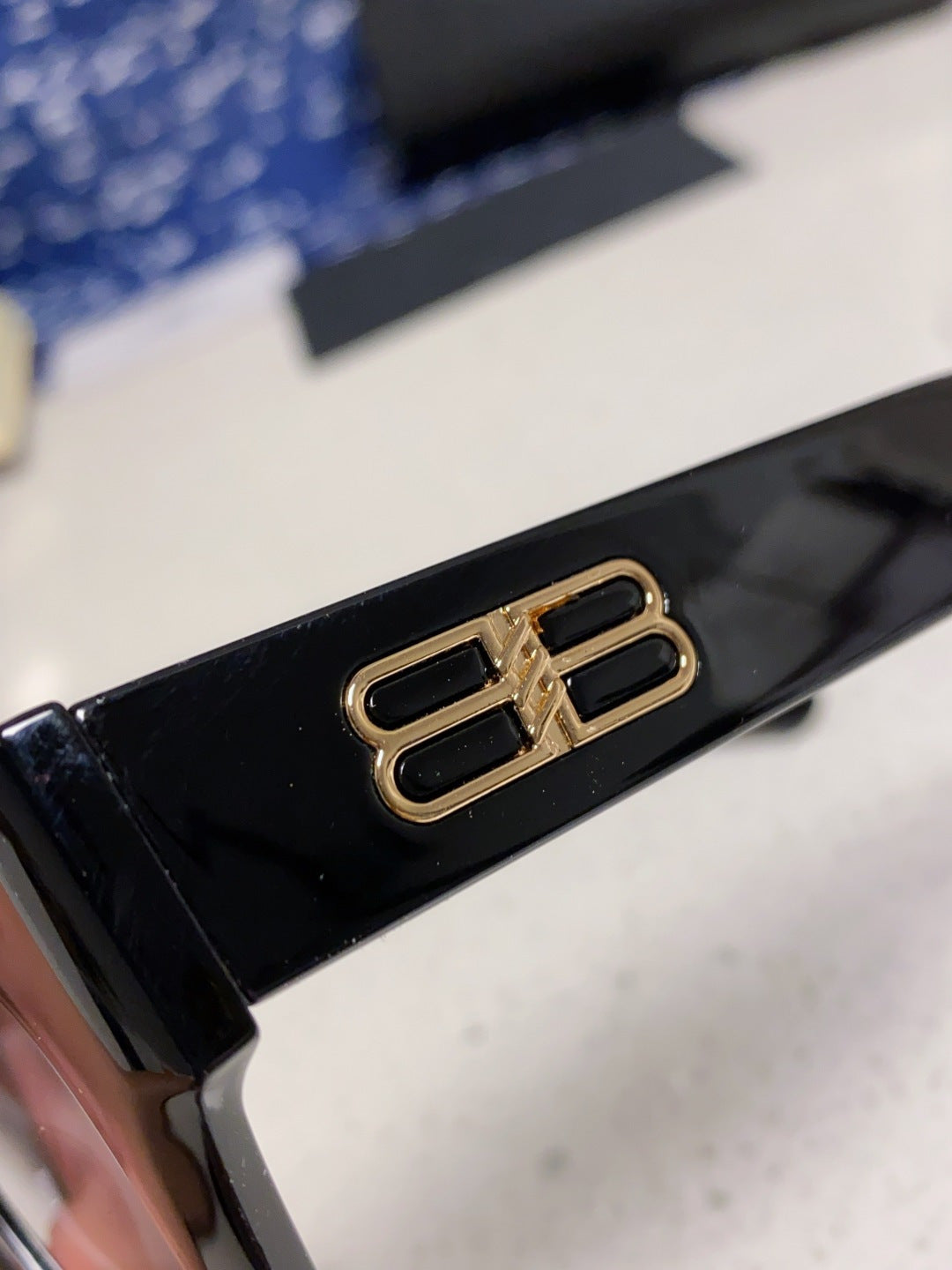 Small frame slimming sunscreen and UV resistant sunglasses