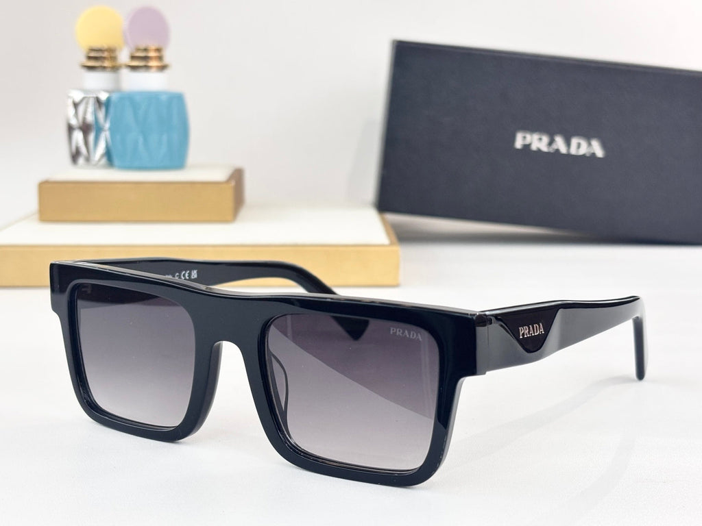 Wide edge fashionable sunglasses