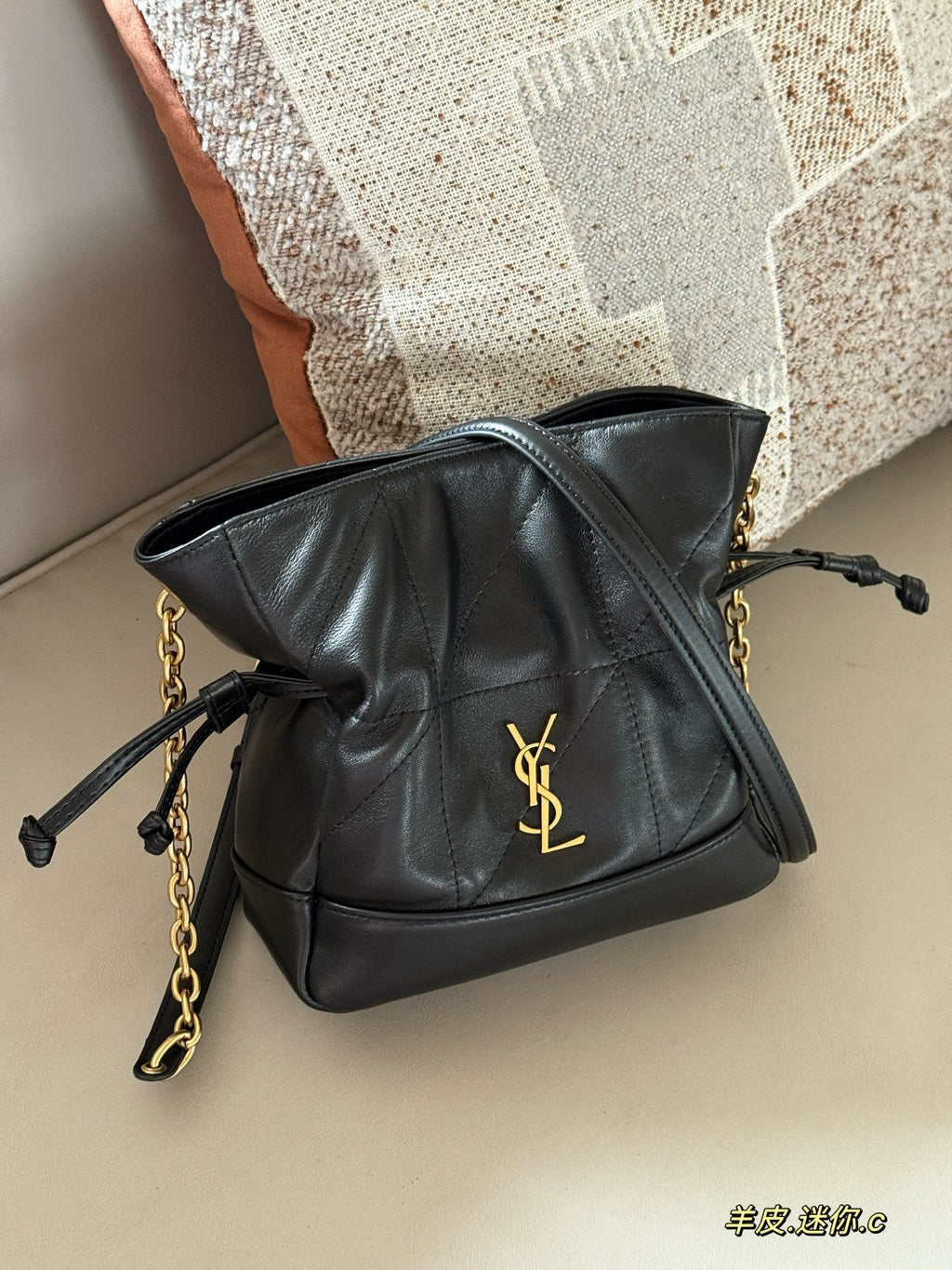 Triangular drawstring tote bag made of sheepskin
