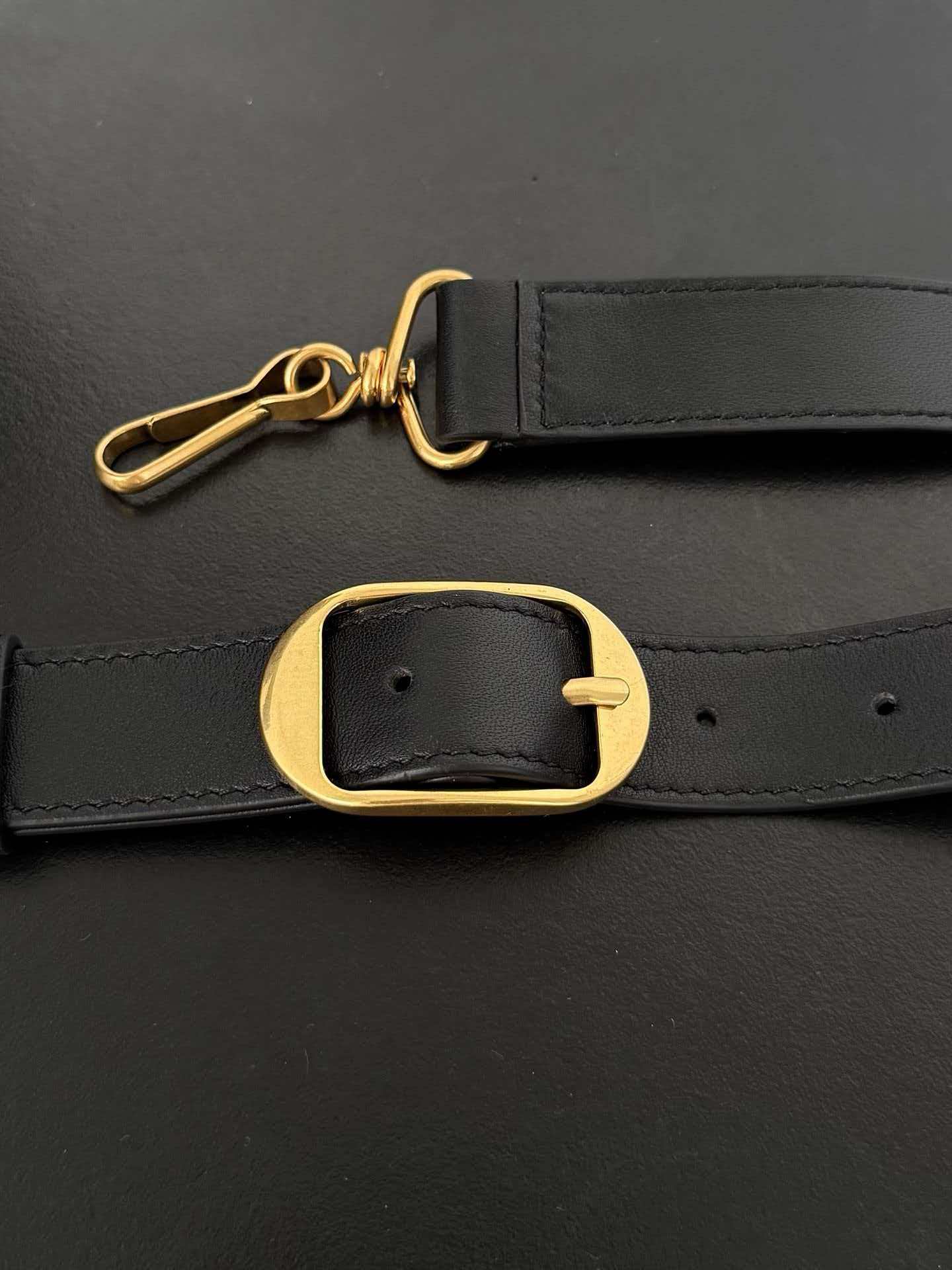 Classic and complex modern style handbag