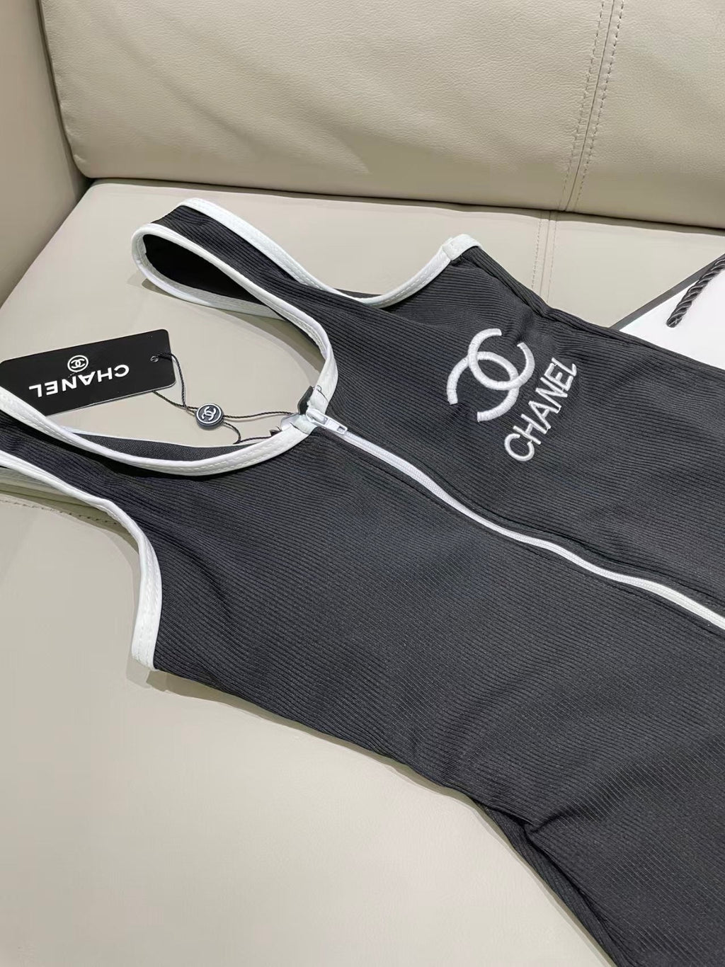New one-piece swimsuit with chest cushion