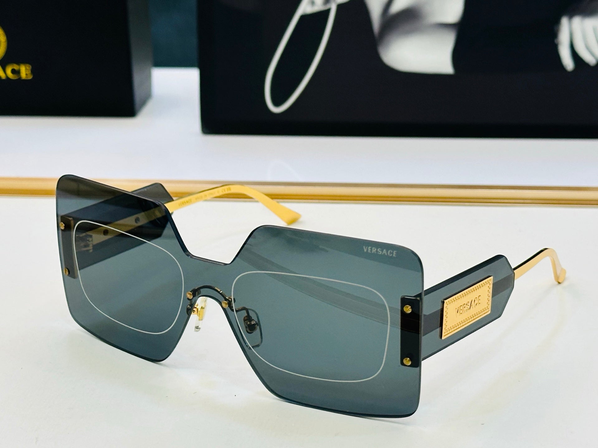 Fashionable large square sunglasses
