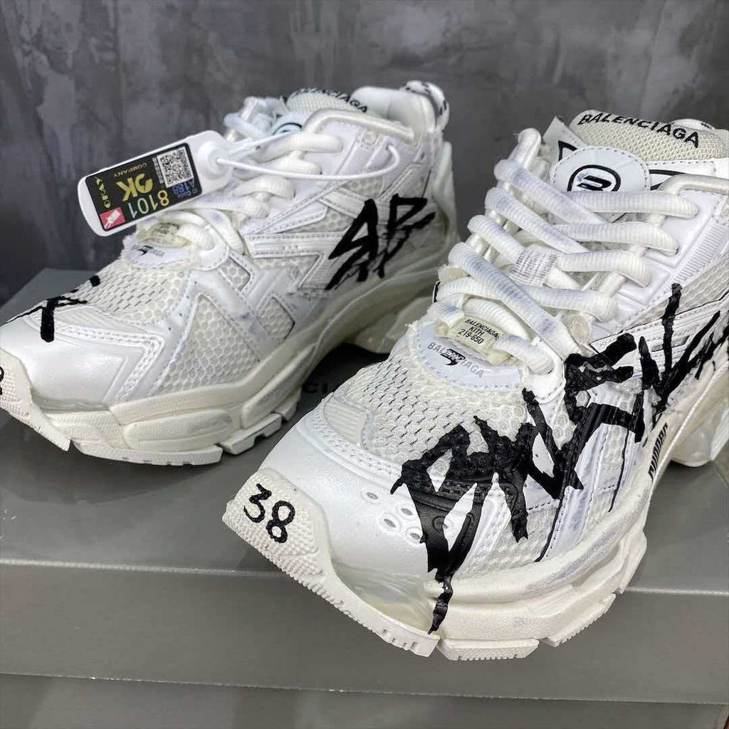 Wear and tear style sports shoes
