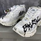 Wear and tear style sports shoes