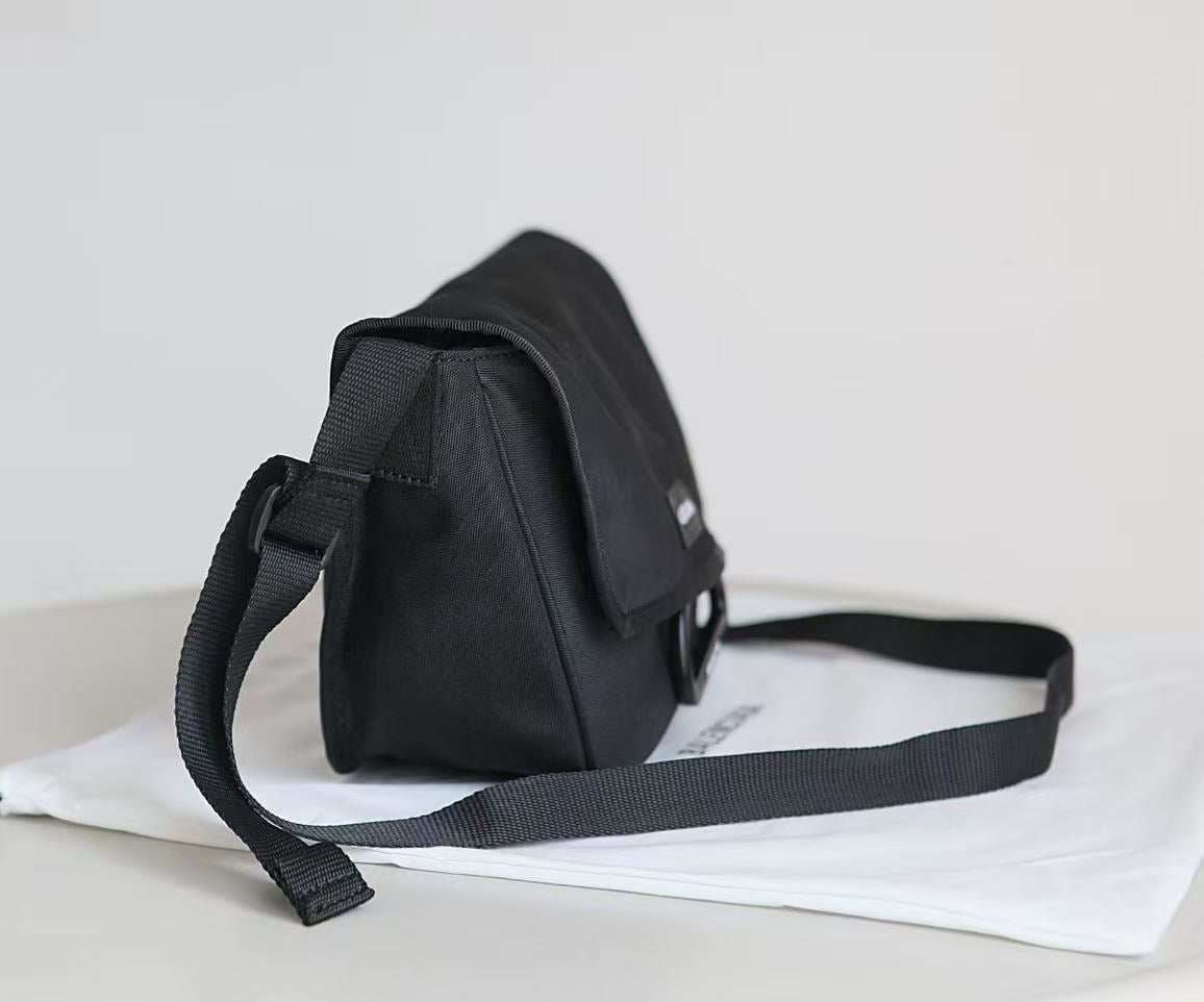 Velcro mountain buckle shoulder bag