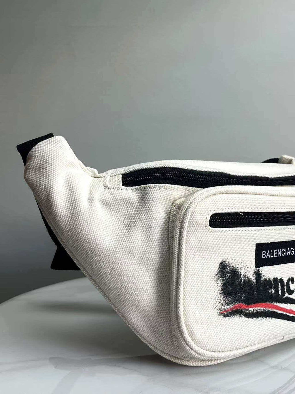 Canvas chest bag waist bag is simple and lightweight