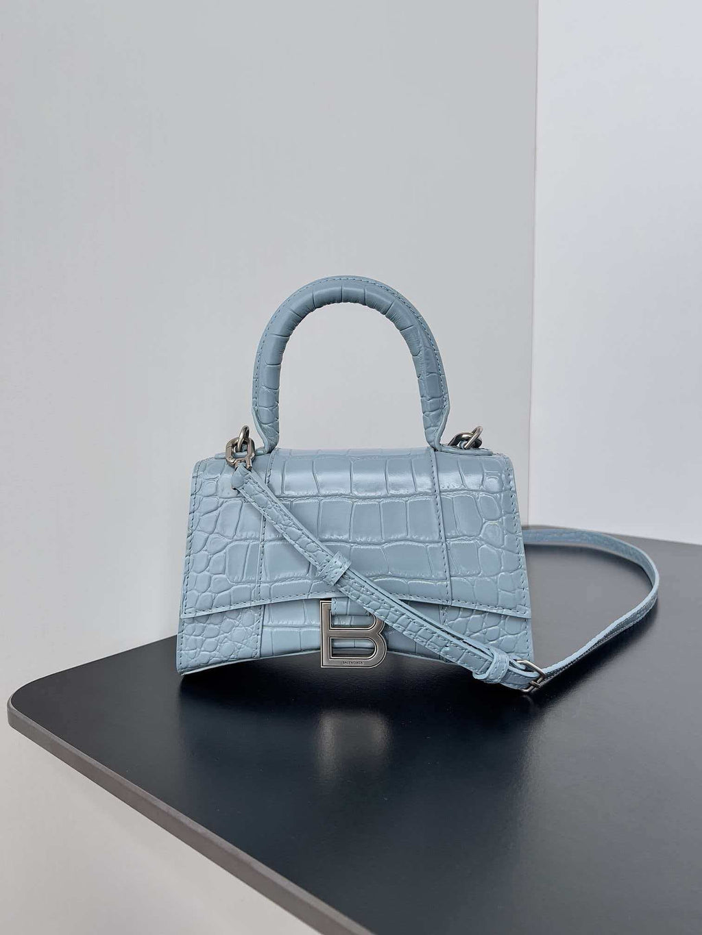 Crocodile patterned white gold buckle shoulder bag