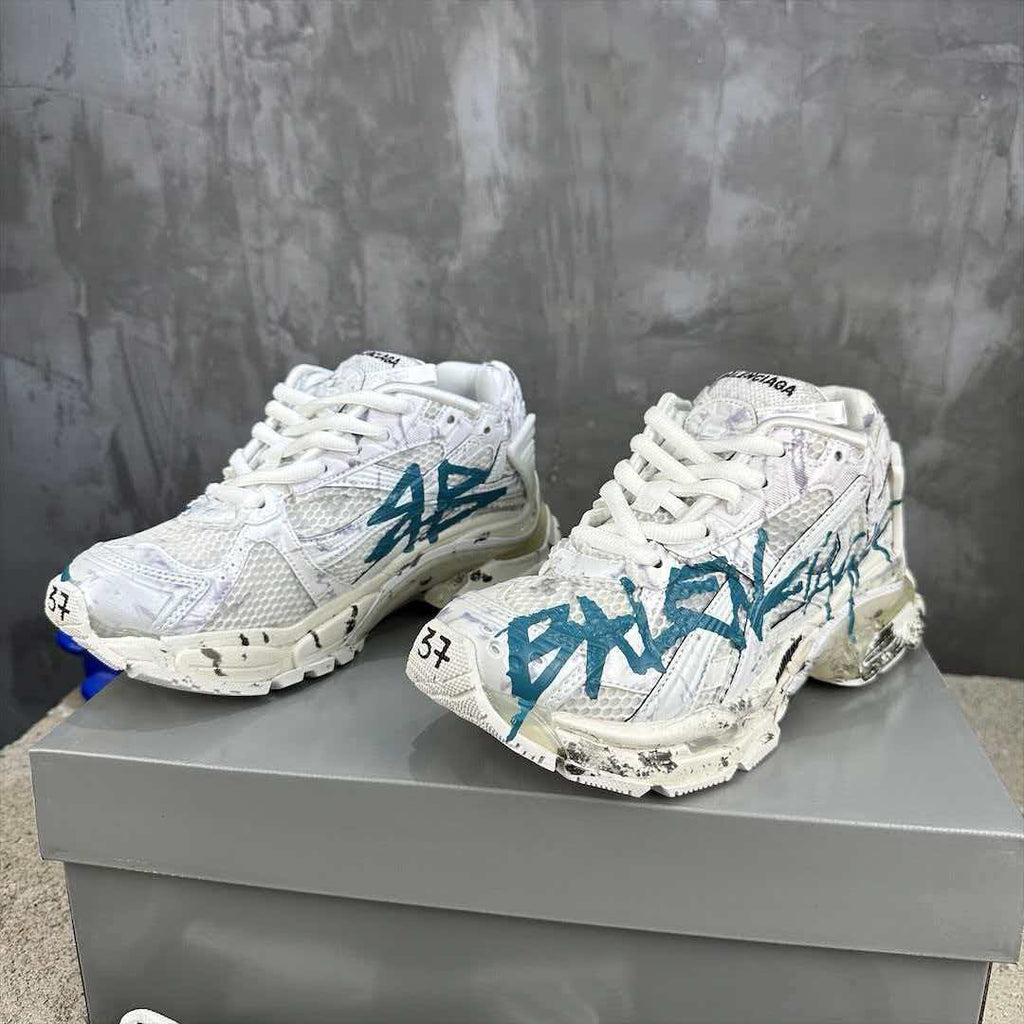 Wear and tear style sports shoes