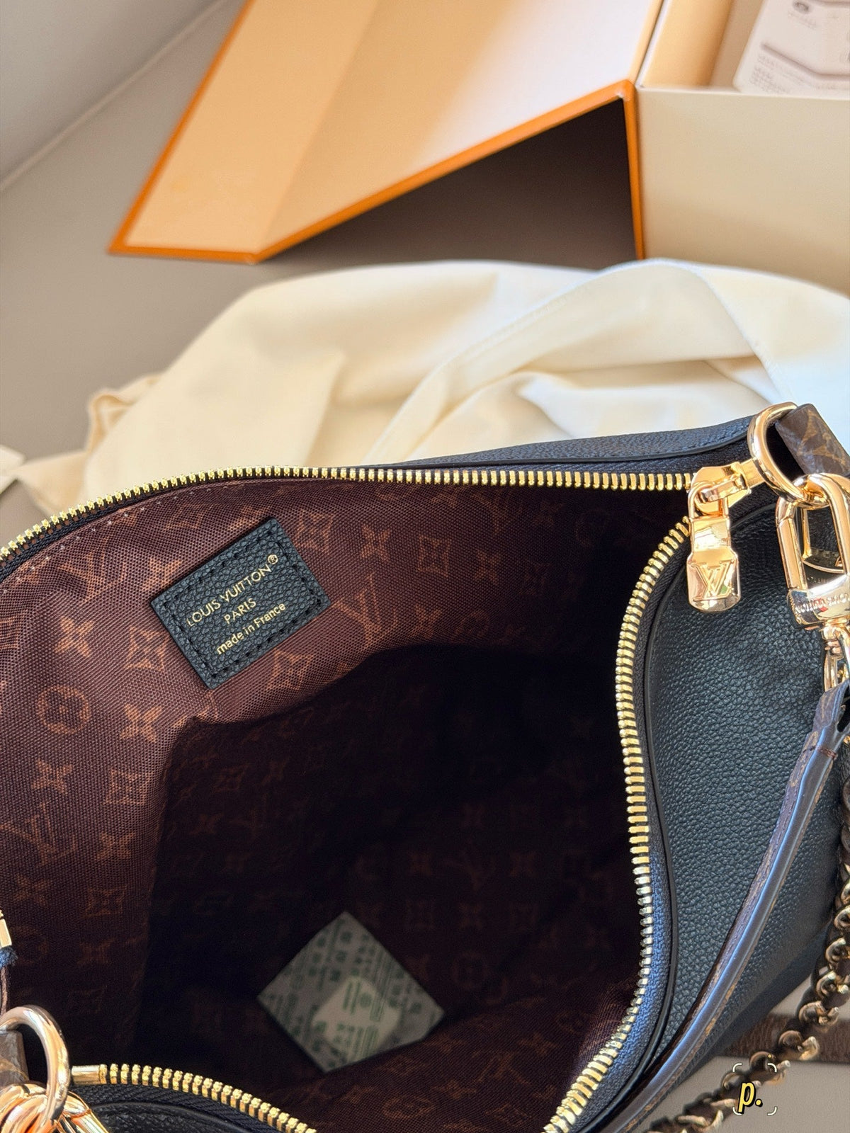 Pure black crescent chain tote bag