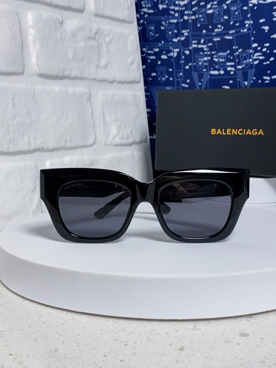 Small frame slimming sunscreen and UV resistant sunglasses