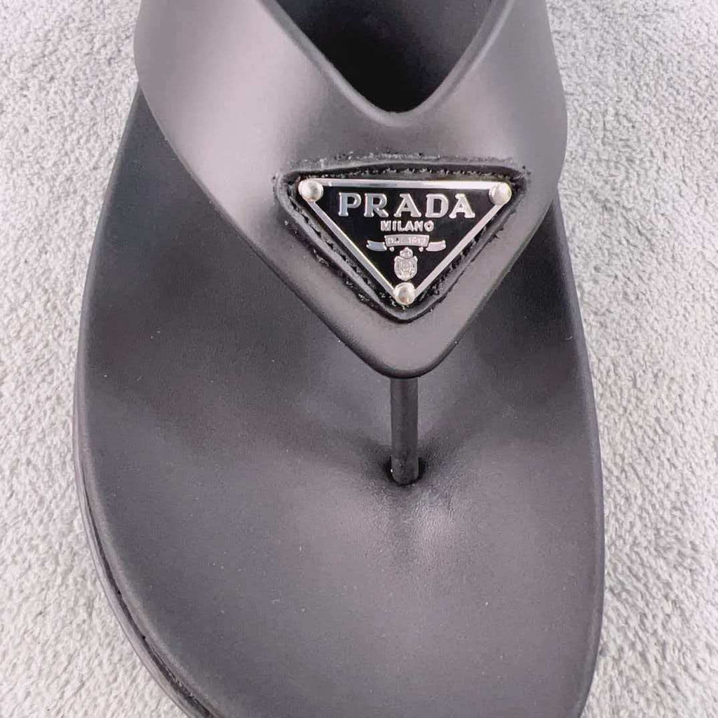 Latest couple style clamp slippers