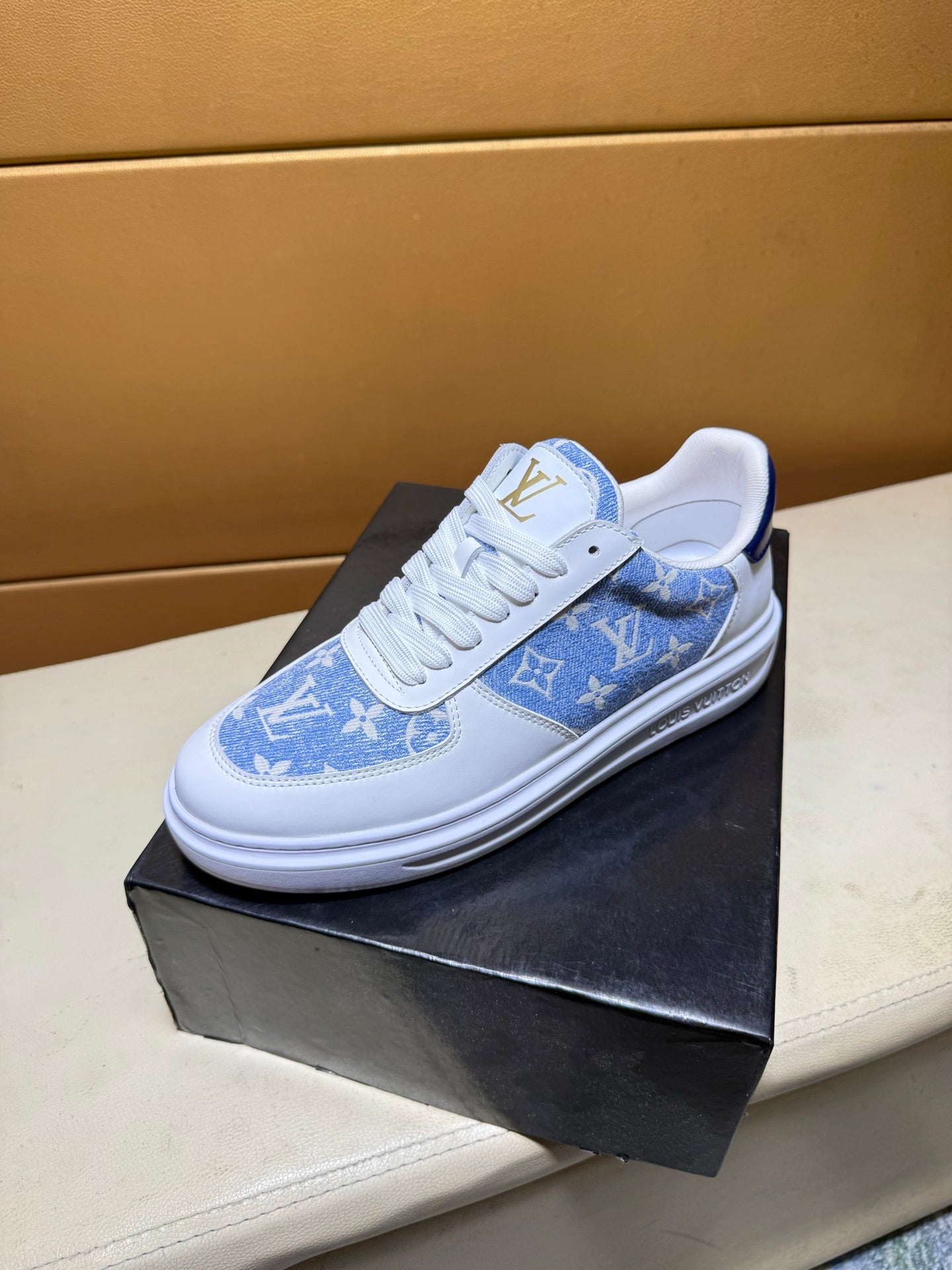 Unique modern style sports shoes