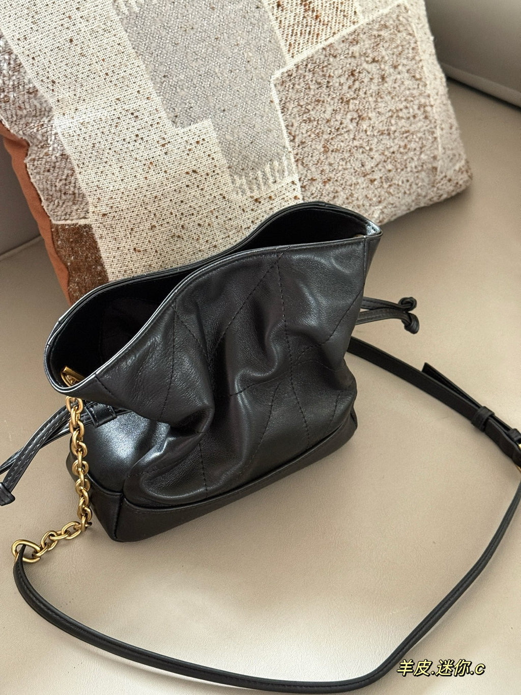 Triangular drawstring tote bag made of sheepskin