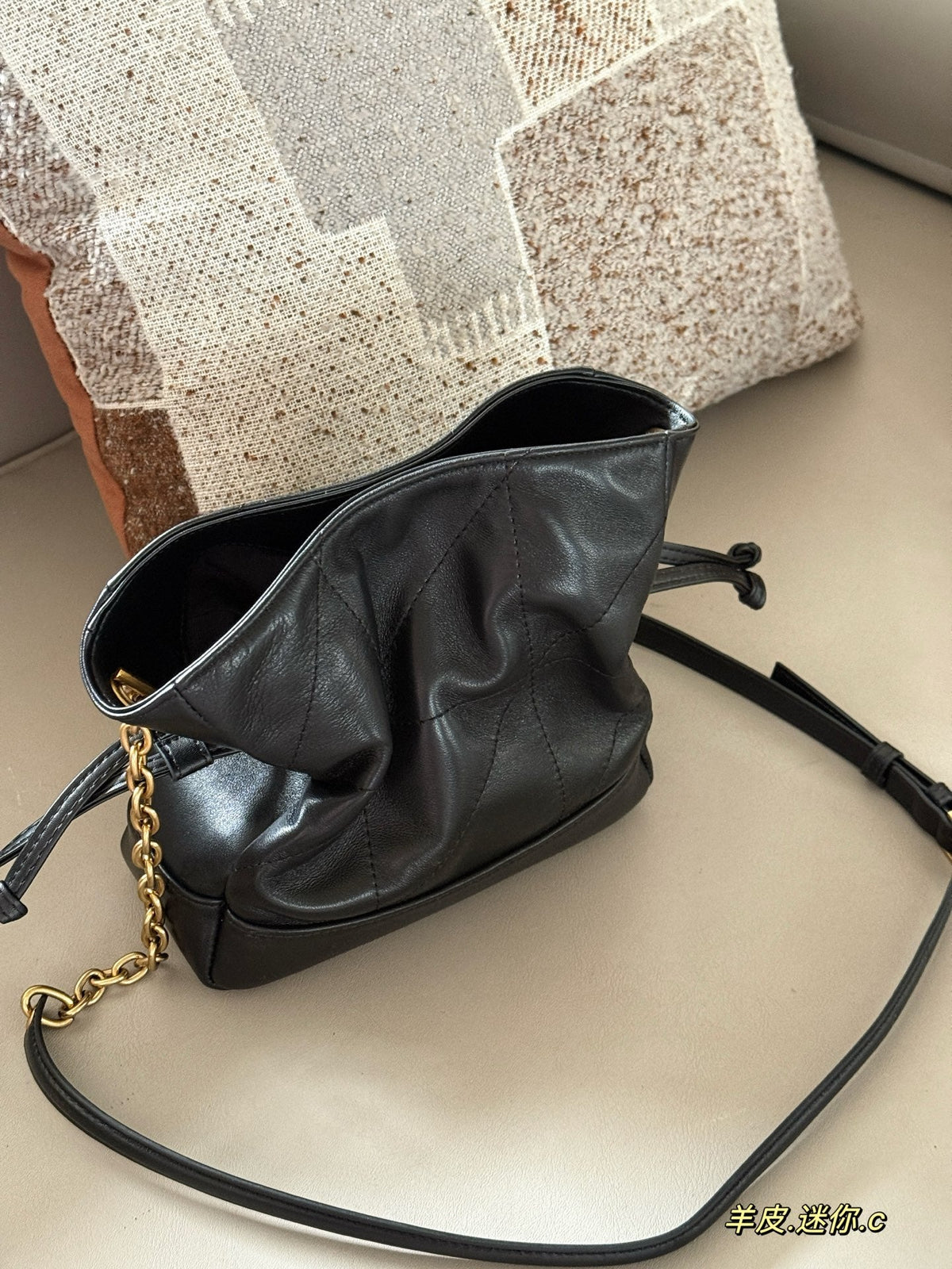 Triangular drawstring tote bag made of sheepskin