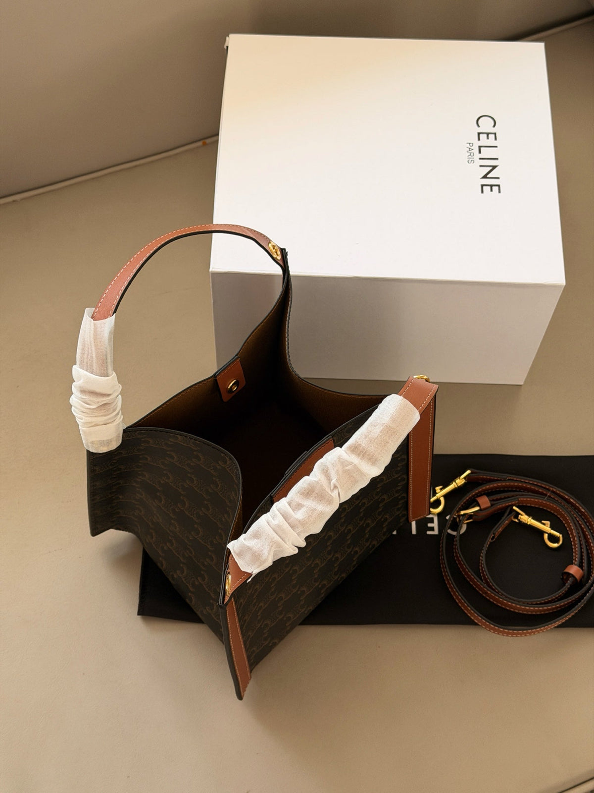Small cube bucket bag tote bag